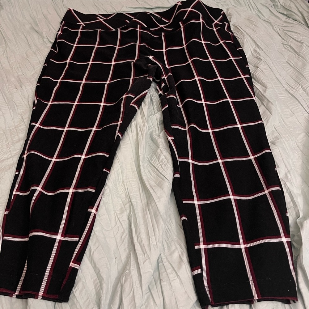 Torrid plaid pixie pant maroon black and white plaid size 4